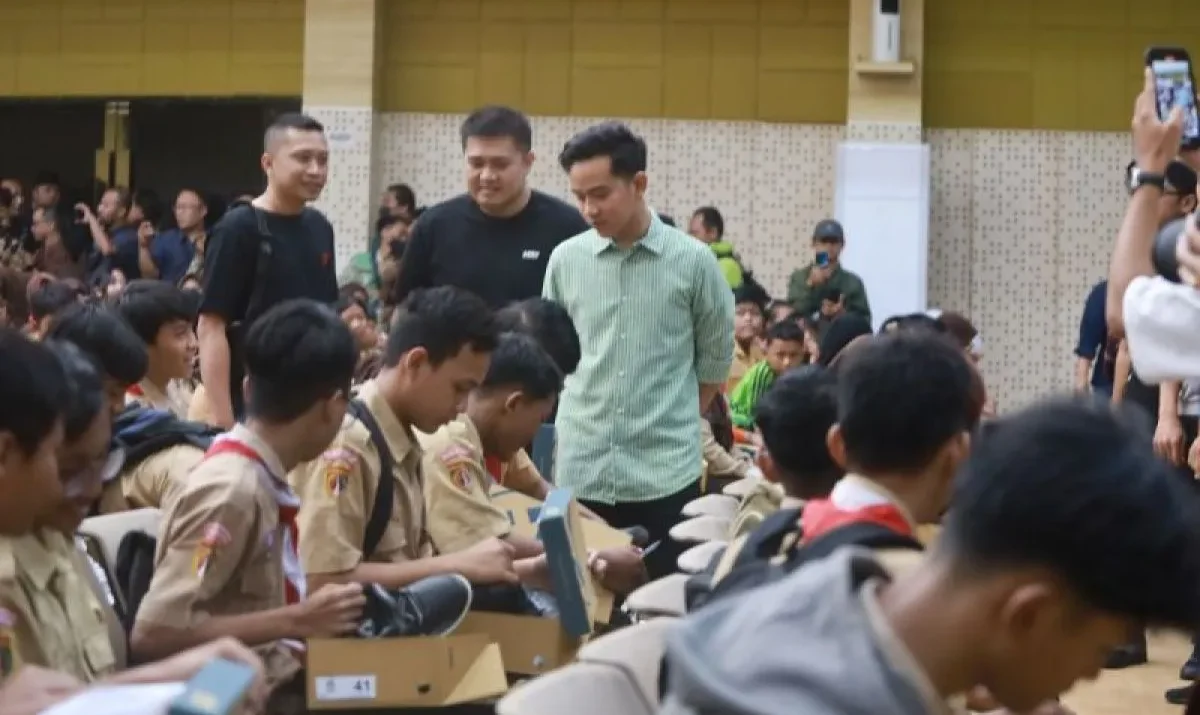 Gibran berikan bantuan sepatu ke siswa kurang mampu