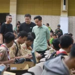 Gibran berikan bantuan sepatu ke siswa kurang mampu