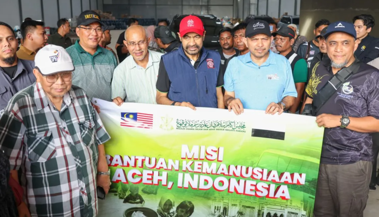 Gubernur Aceh menerima bantuan untuk korban bencana Aceh