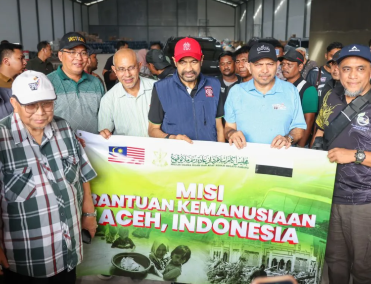 Gubernur Aceh menerima bantuan untuk korban bencana Aceh