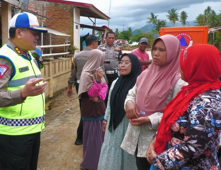 Korlantas Polri Antar Bantuan Rendang