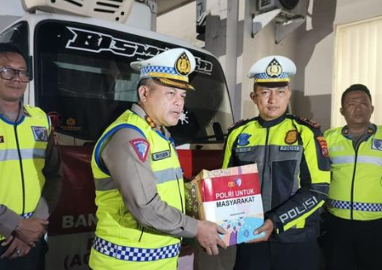 Korlantas Polri Salurkan Bantuan Kemanusiaan untuk Korban Bencana Alam di Sumbar